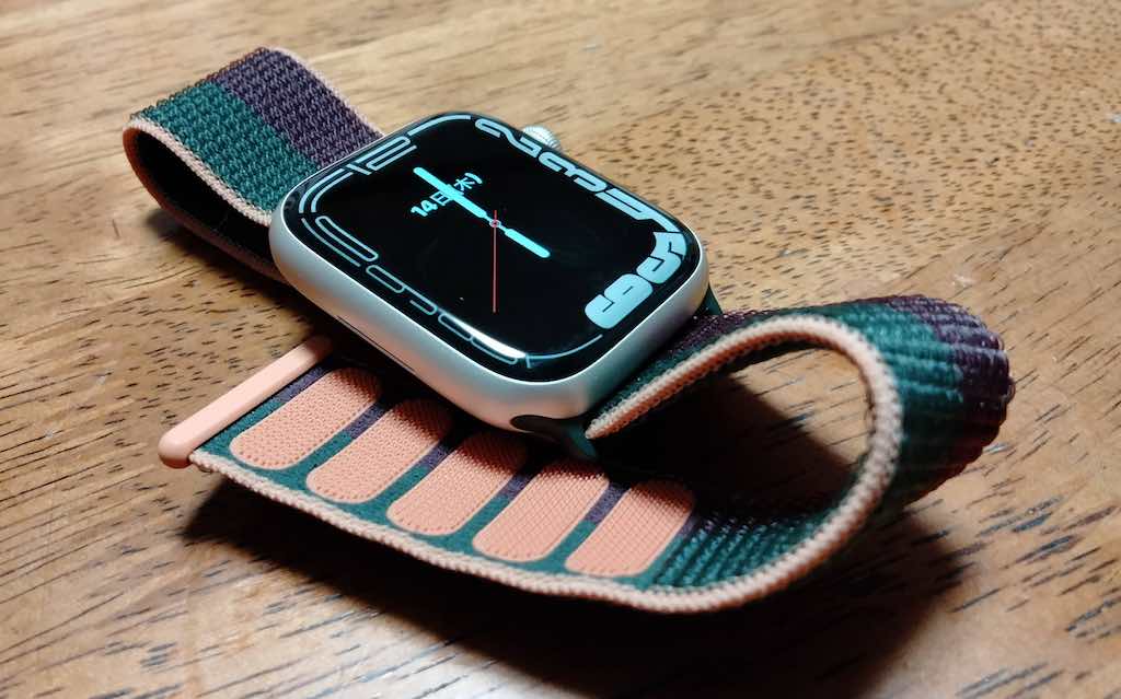 Apple Watchにナイロンバンド装着マジックテープ式