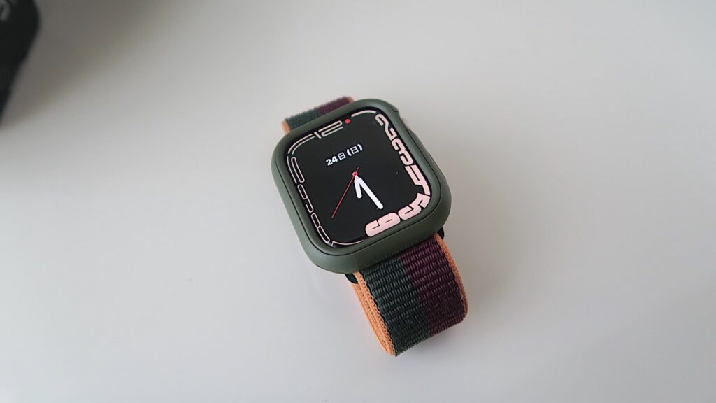 CrashGuardNX保護バンパー黒色をApple Watch7に装着しました。